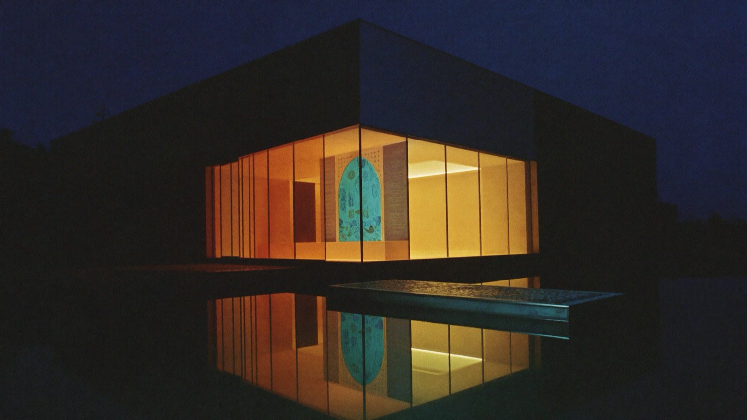 Pavillon de verre illuminé se reflétant dans l'eau, à l'heure bleue