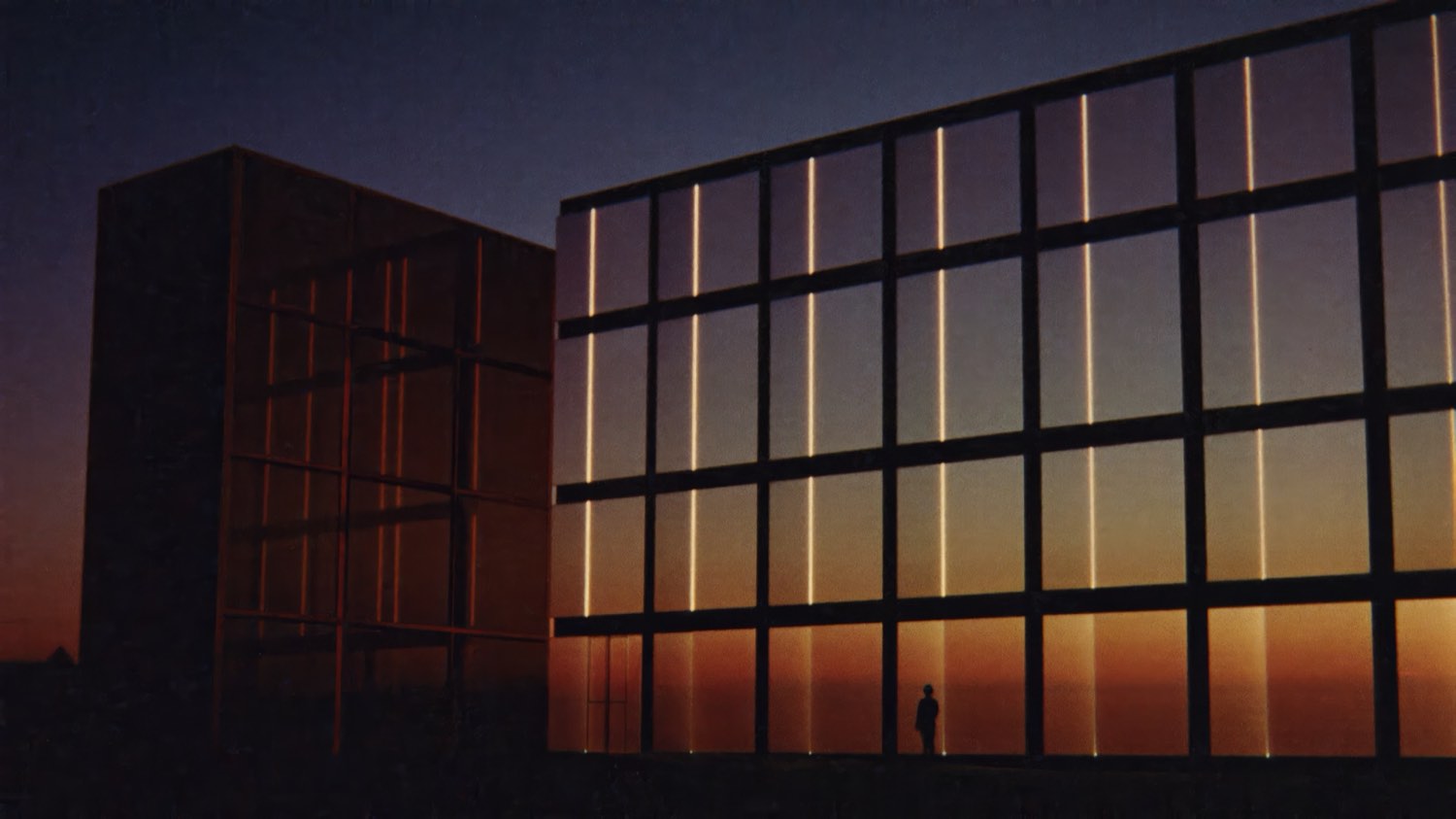 Façade de verre à trame régulière au coucher du soleil, teintes Sienne